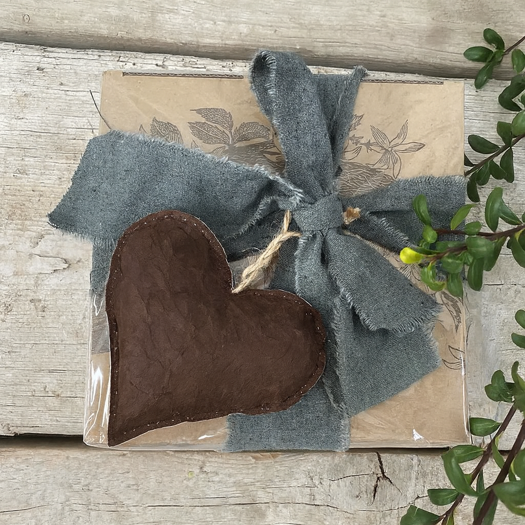 LUXE LODGE | COLGANTE CORAZÓN PAPEL MARRÓN MOCA