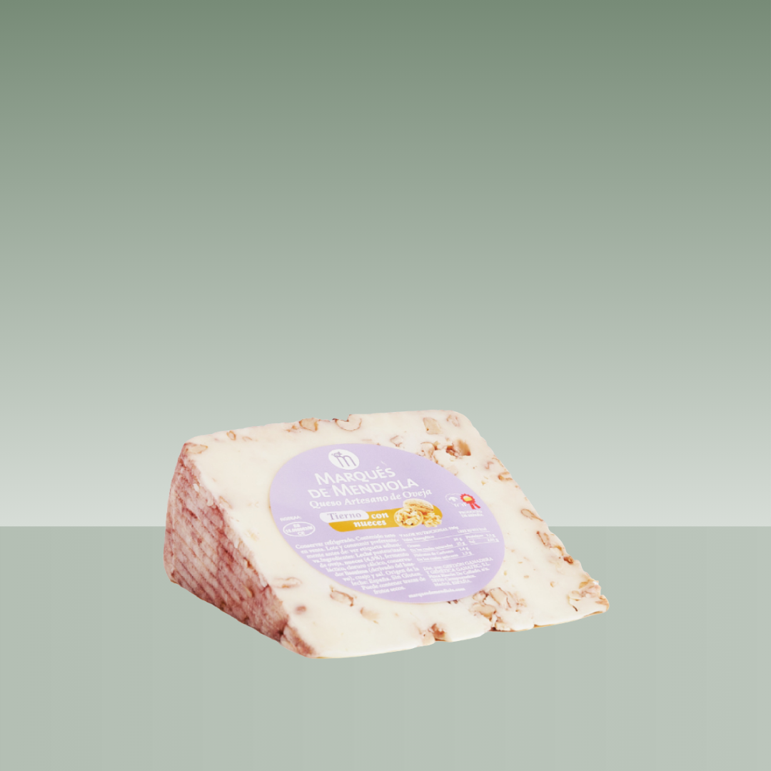 Cuña de queso artesano de oveja Marqués de Mendiola tierno con nueces, con etiqueta circular violeta.
