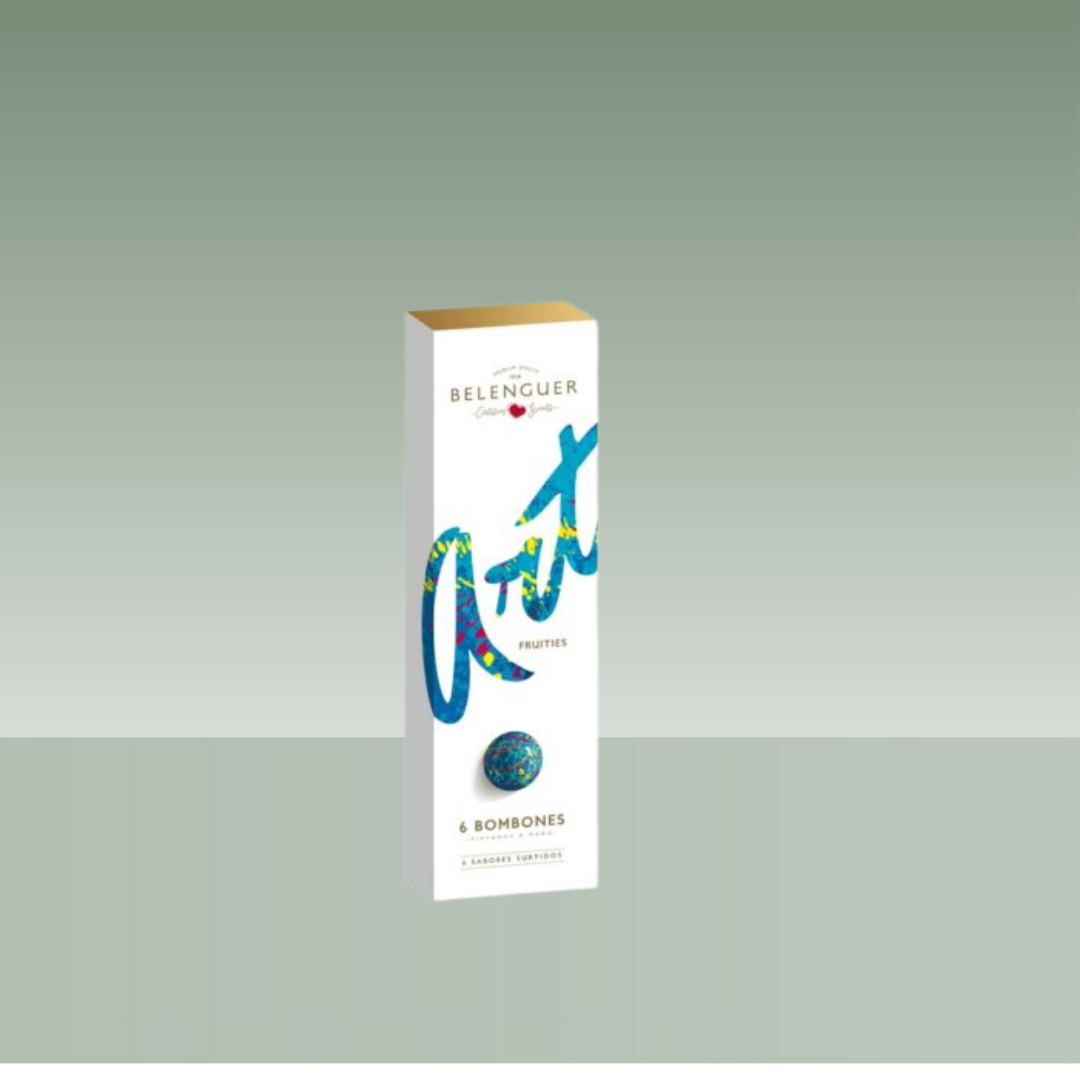 Caja de bombones Belenguer Art Fruités, con diseño moderno en tonos blancos y azules, estuche estilizado que contiene 6 bombones artesanos, presentada sobre fondo neutro.