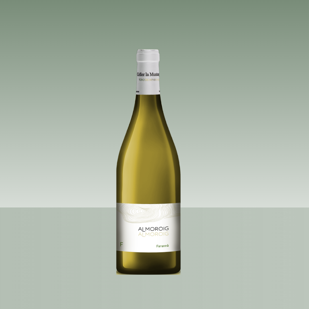 Botella de vino blanco Almoroig Faranna, con botella verde clara, cápsula blanca y etiqueta minimalista en tonos blancos y dorados, presentada sobre fondo neutro verde suave.