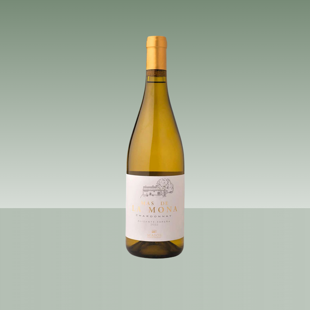 Botella de vino blanco Mas de la Mona Chardonnay 2022, Alicante, con botella dorada, cápsula amarilla y etiqueta clara con ilustración de finca, presentada sobre fondo neutro verde suave.