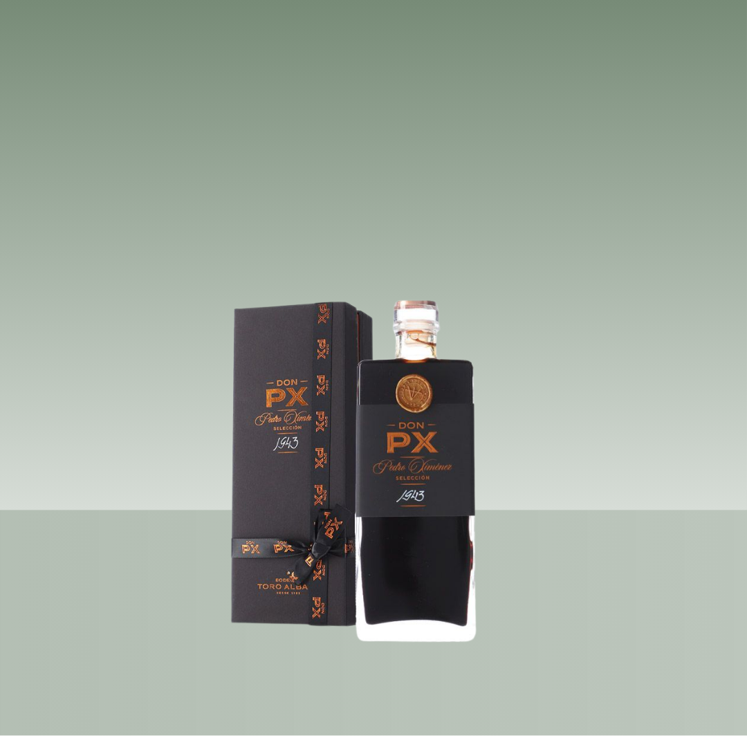 Botella de vino dulce Don PX Pedro Ximénez Selección 1943, presentada con estuche negro elegante, botella oscura de diseño rectangular, etiqueta negra con detalles dorados y tapón de vidrio, sobre fondo neutro verde suave.