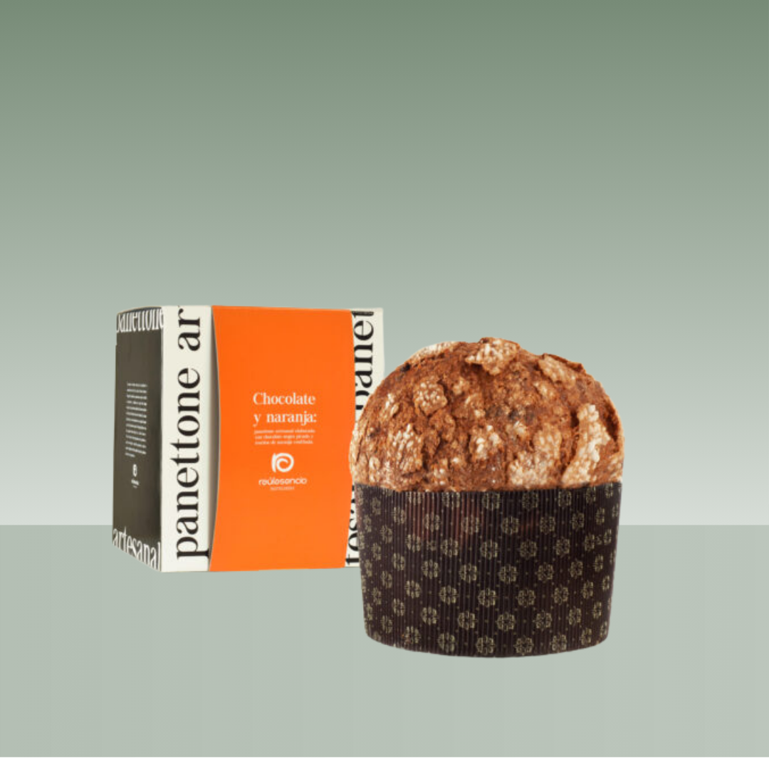 Panettone artesanal Chocolate y naranja de Raúl Asencio, con cobertura crujiente y textura rústica, presentado junto a su caja con banda naranja sobre fondo neutro.