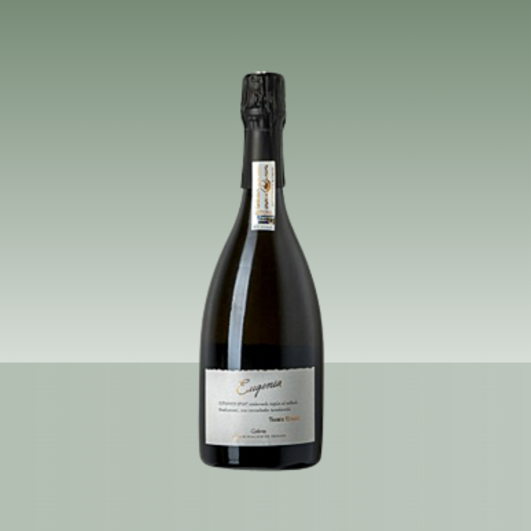 Botella de cava espumoso, vidrio oscuro con cápsula negra y etiqueta beige minimalista en la parte frontal.