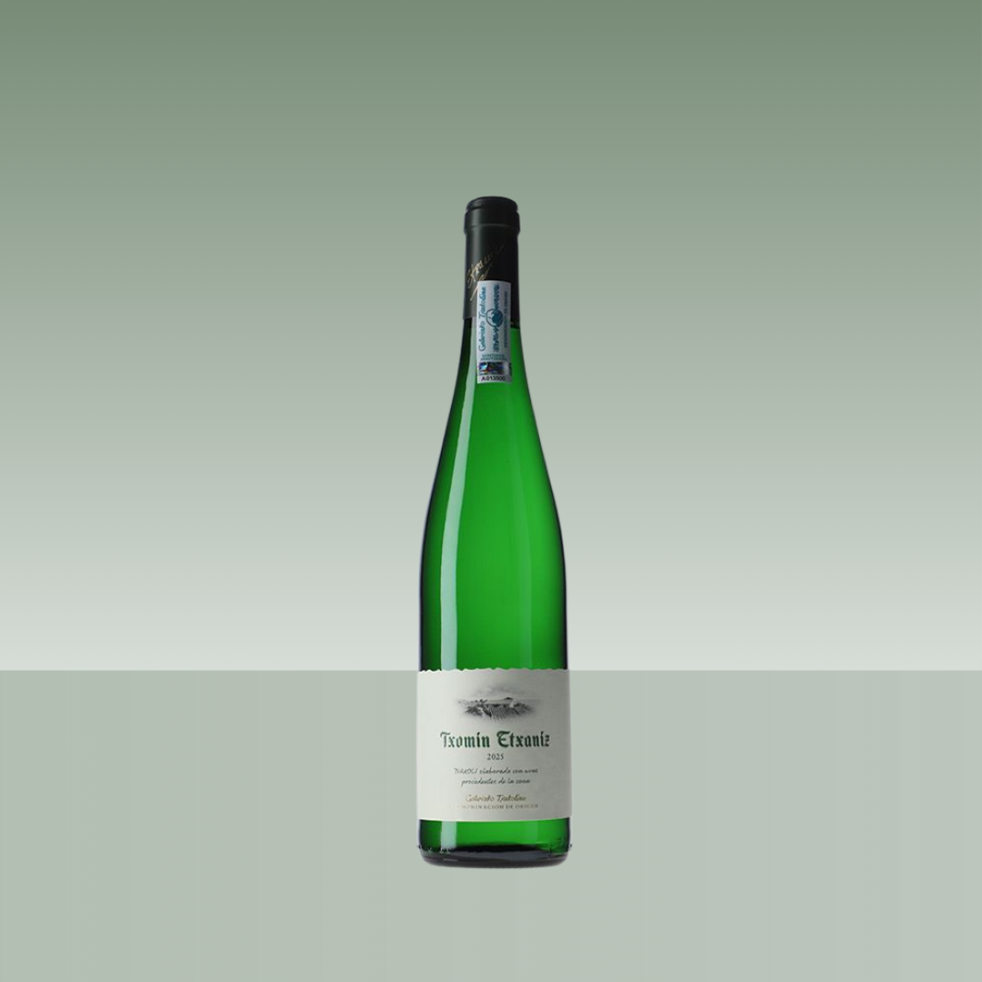 Botella de vino blanco Txomin Etxaniz, botella estilizada de vidrio verde con cápsula negra y etiqueta beige.