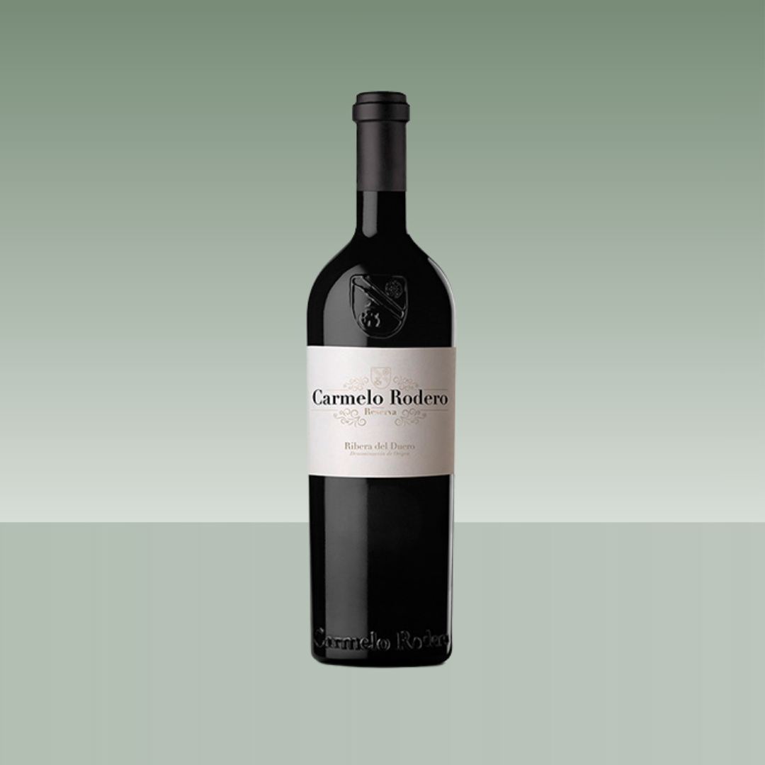 Botella de vino tinto Carmelo Rodero Reserva, Ribera del Duero, con etiqueta clara y escudo grabado en el vidrio.