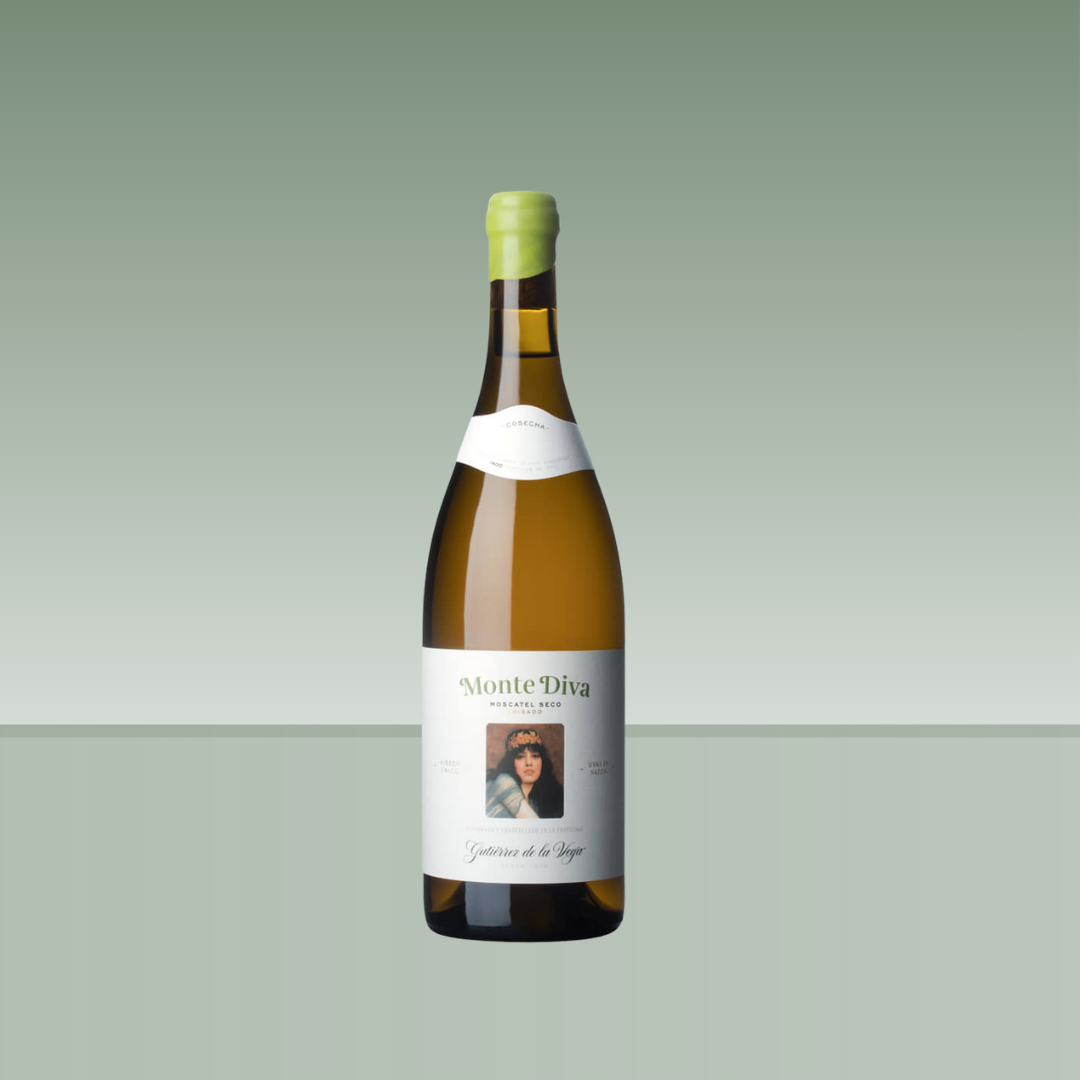 Botella de vino blanco Monte Diva Moscatel Seco, con vidrio verde, cápsula verde claro y etiqueta blanca con ilustración femenina en el centro.