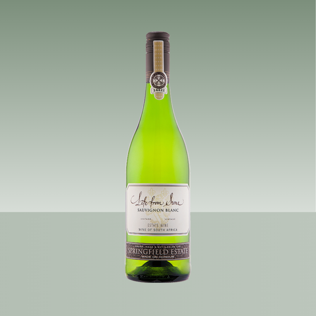 Botella de vino blanco Springfield Estate Life from Stone Sauvignon Blanc, con etiqueta elegante y botella verde, originario de Sudáfrica.