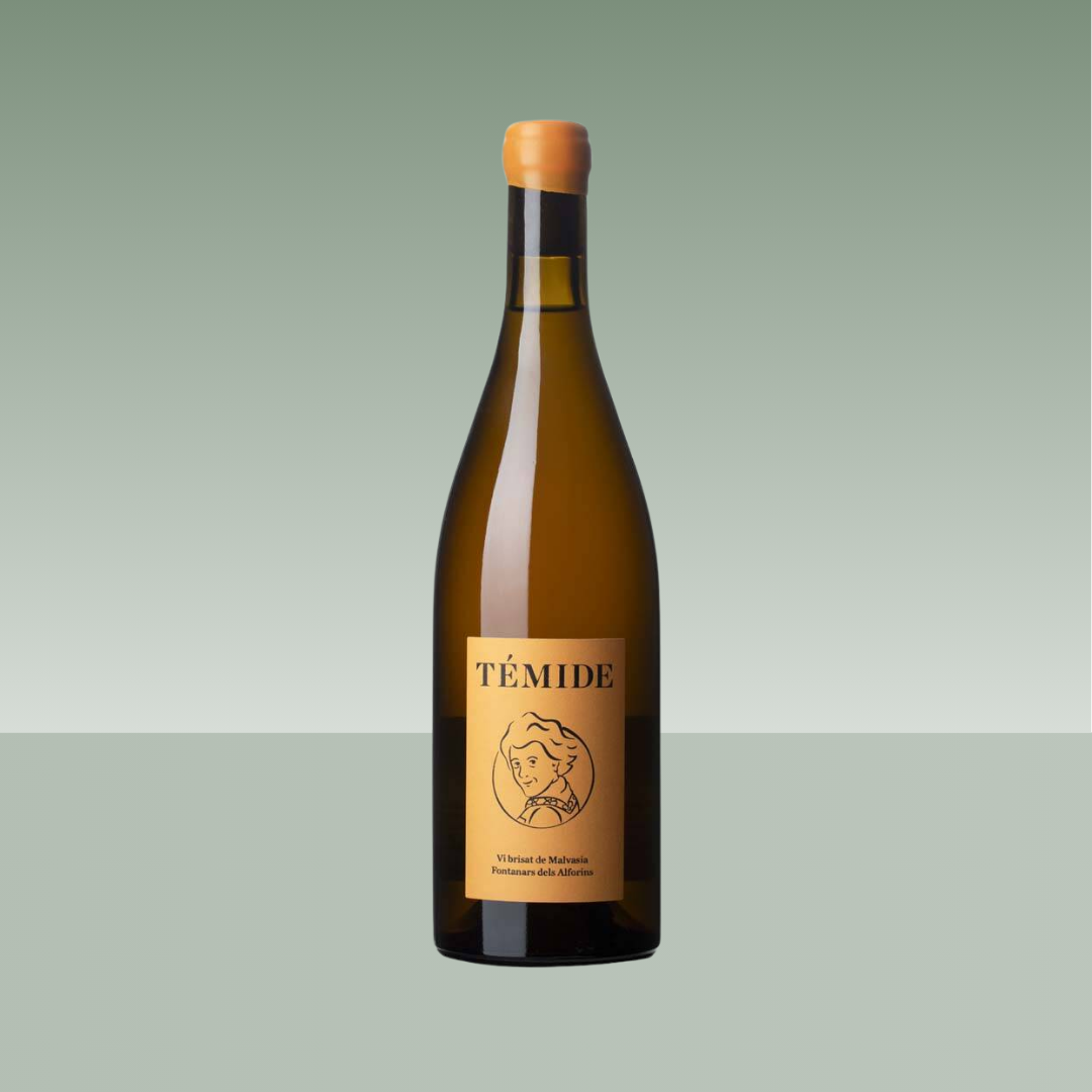 Botella de vino blanco Témide, elaborado con Malvasía en Fontanars dels Alforins, con etiqueta dorada y diseño minimalista