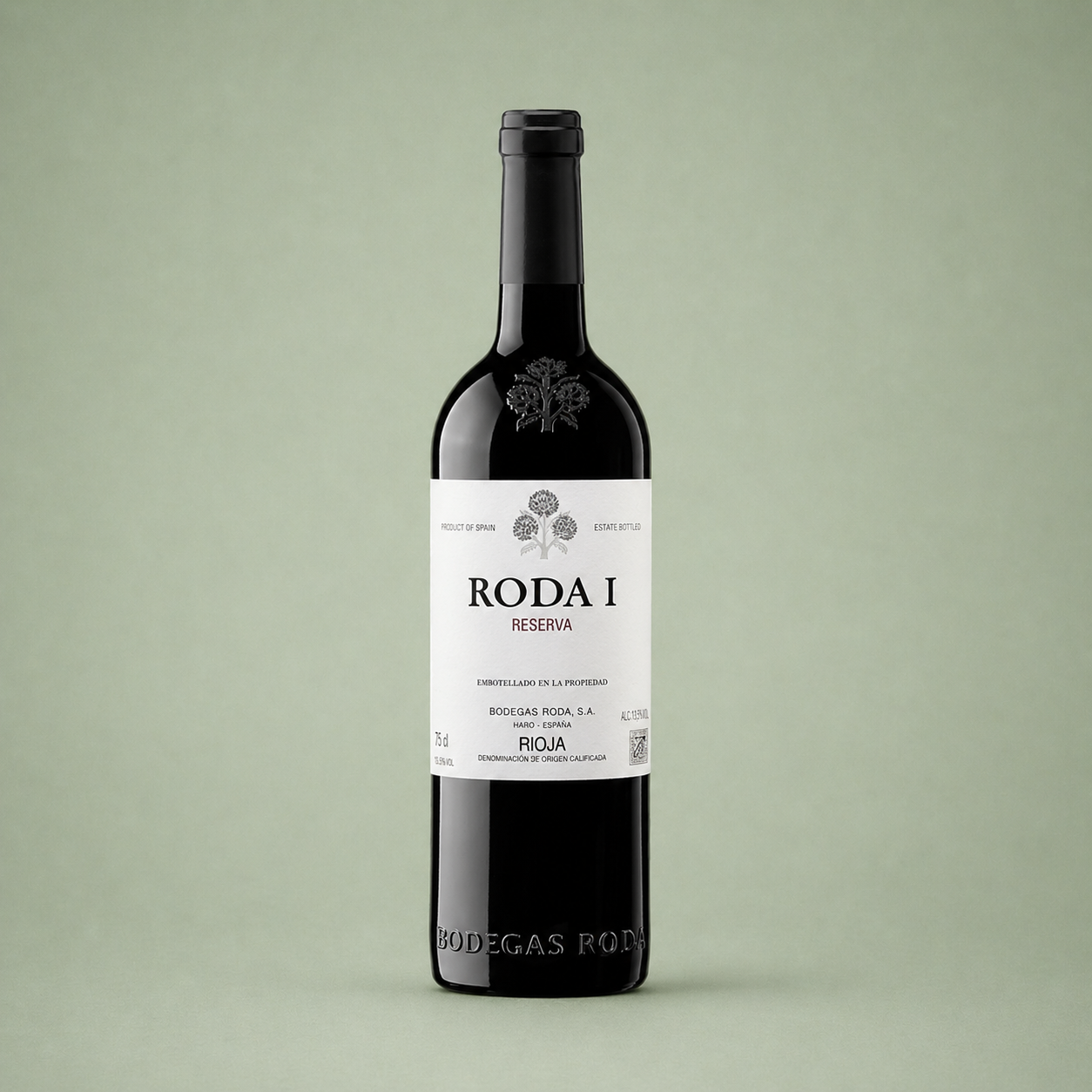 Botella de vino tinto Bodegas Roda I Reserva Rioja con etiqueta blanca elegante.