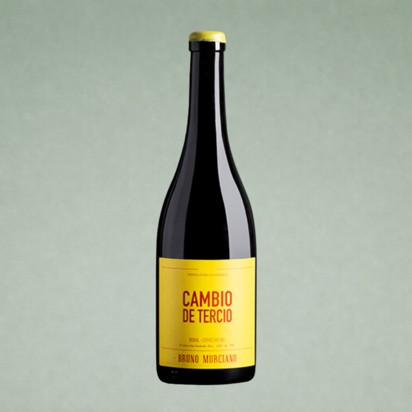 Vino tinto Cambio de Tercio Utiel Requena botella sobre fondo verde