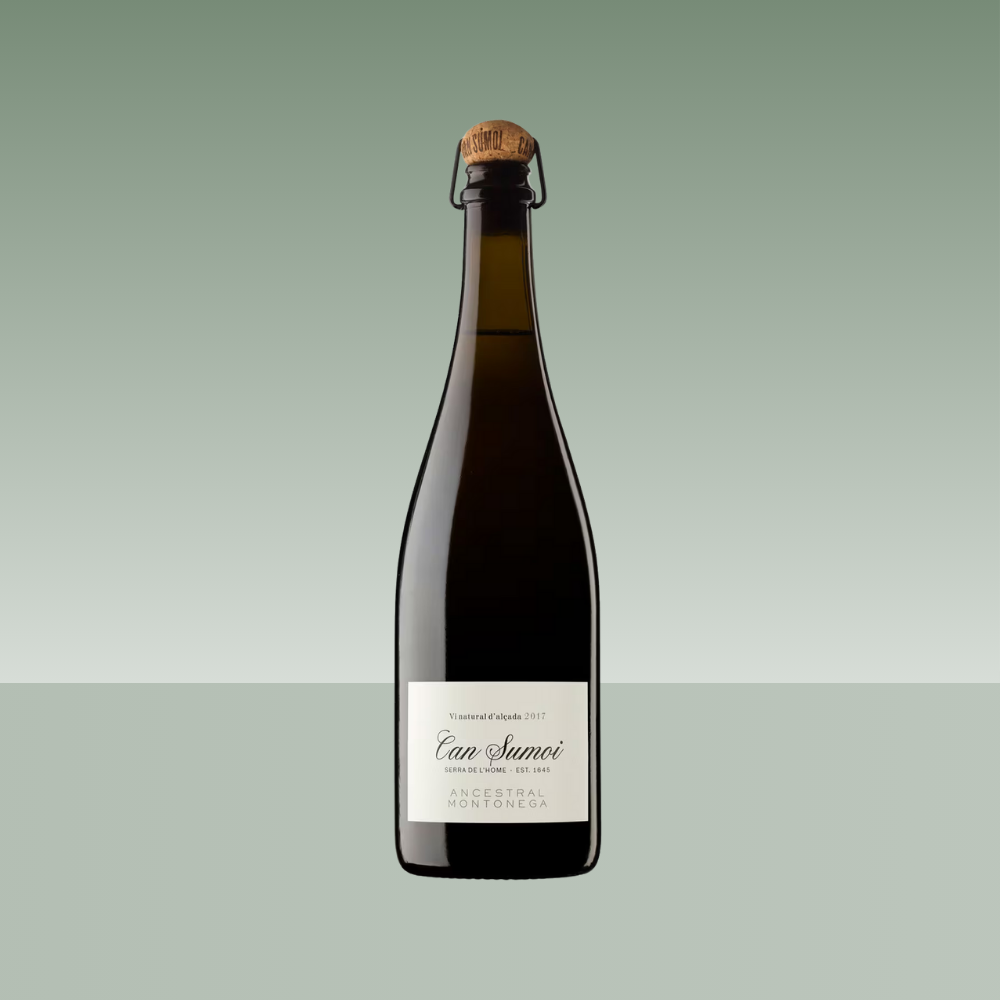 Botella de espumoso Can Sumoi Ancestral Montonega, con etiqueta blanca y cierre de corcho con bozal metálico.