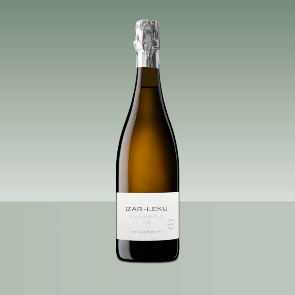 Botella de Izar-Leku Hondarrabi Zuri 2018 espumoso del País Vasco.