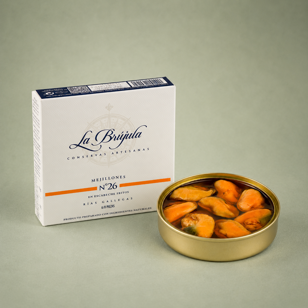 Lata abierta y estuche de mejillones en escabeche La Brújula Nº26 de las Rías Gallegas.