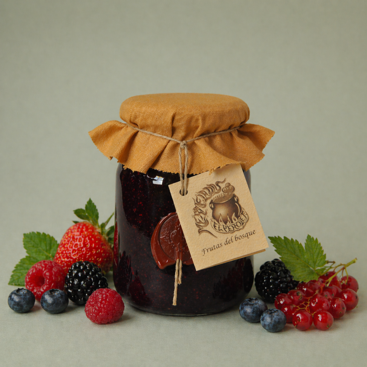 Tarro de mermelada artesanal de frutas del bosque con tela y cuerda, rodeado de fresas, moras, arándanos y grosellas.