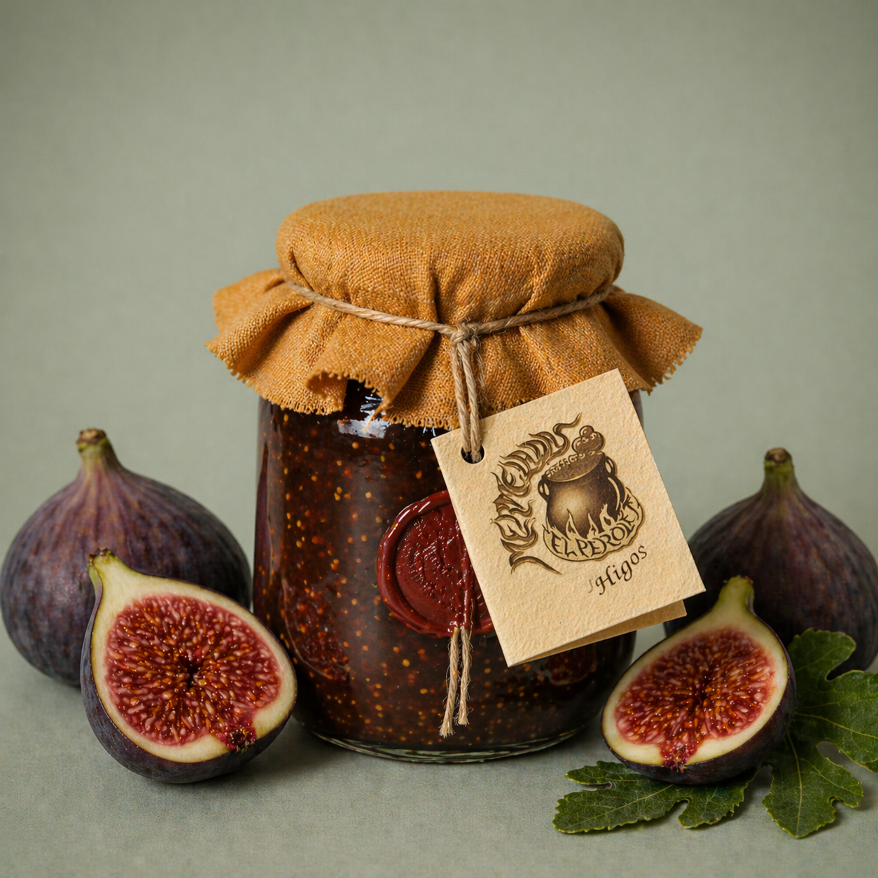 Tarro de mermelada artesanal de higos con tela y cuerda, acompañado de higos frescos cortados.