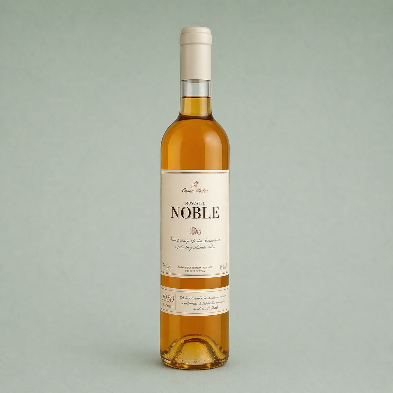 Botella de vino dulce Moscatel Noble botritis de Jalón sobre fondo neutro.
