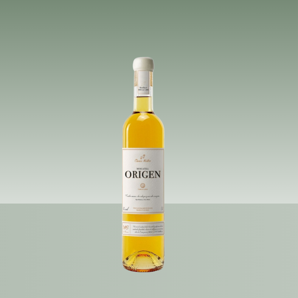Botella de vino dulce Moscatell Origen de Óscar Mestre sobre fondo verde claro degradado, enfocada y centrada.