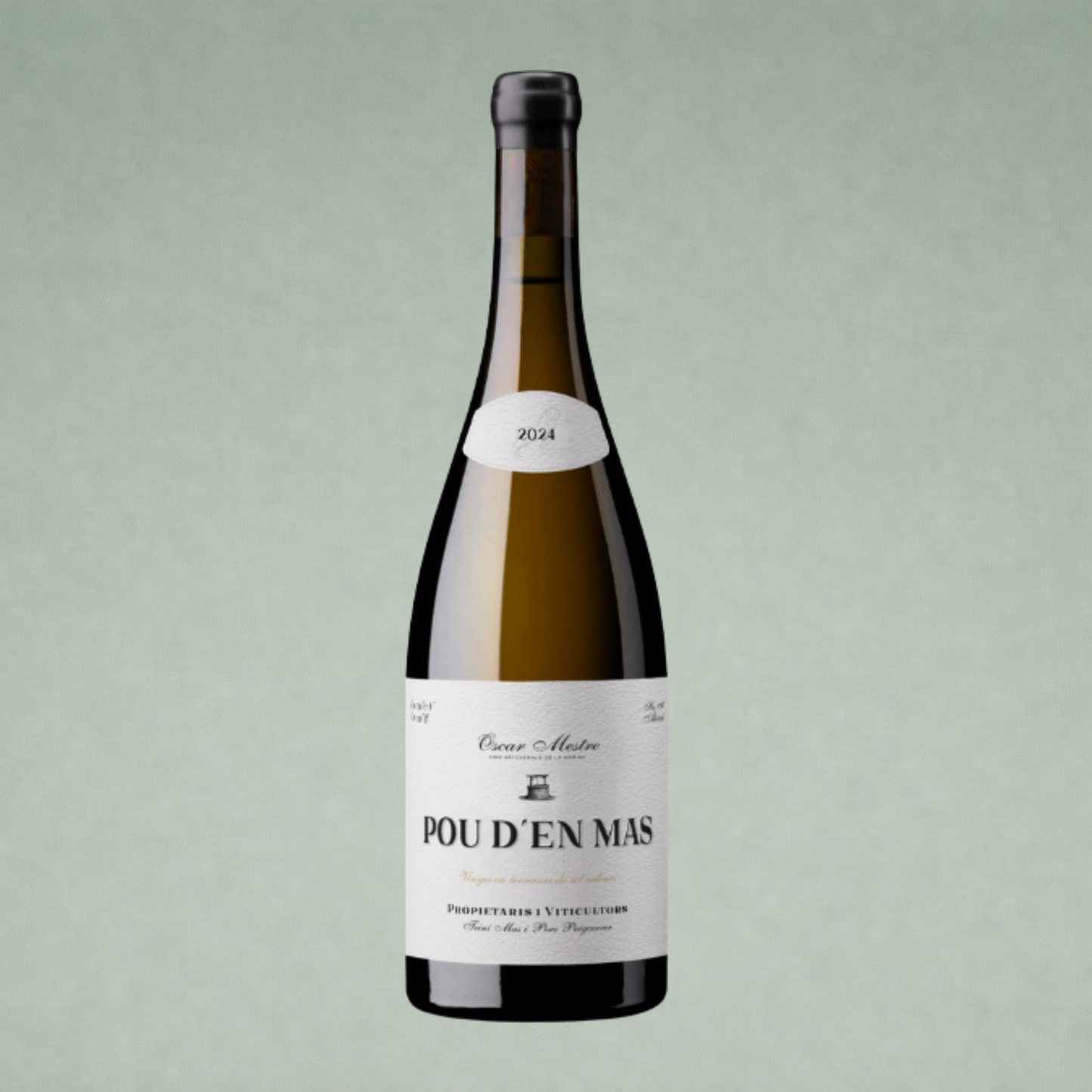 Botella de vino blanco Pou d’en Mas 2024 con etiqueta minimalista sobre fondo neutro.