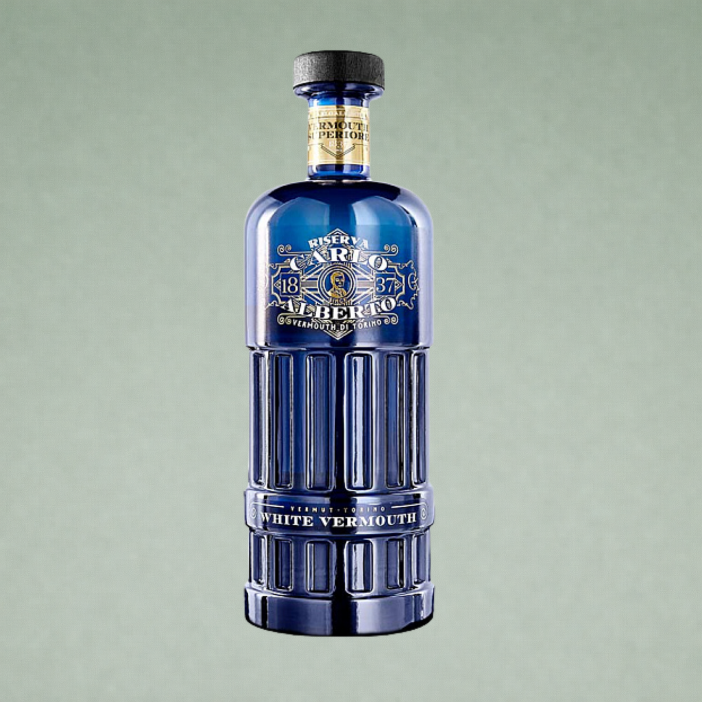 Botella de vermouth blanco Alberto Reserva White Vermouth de Torino en vidrio azul.