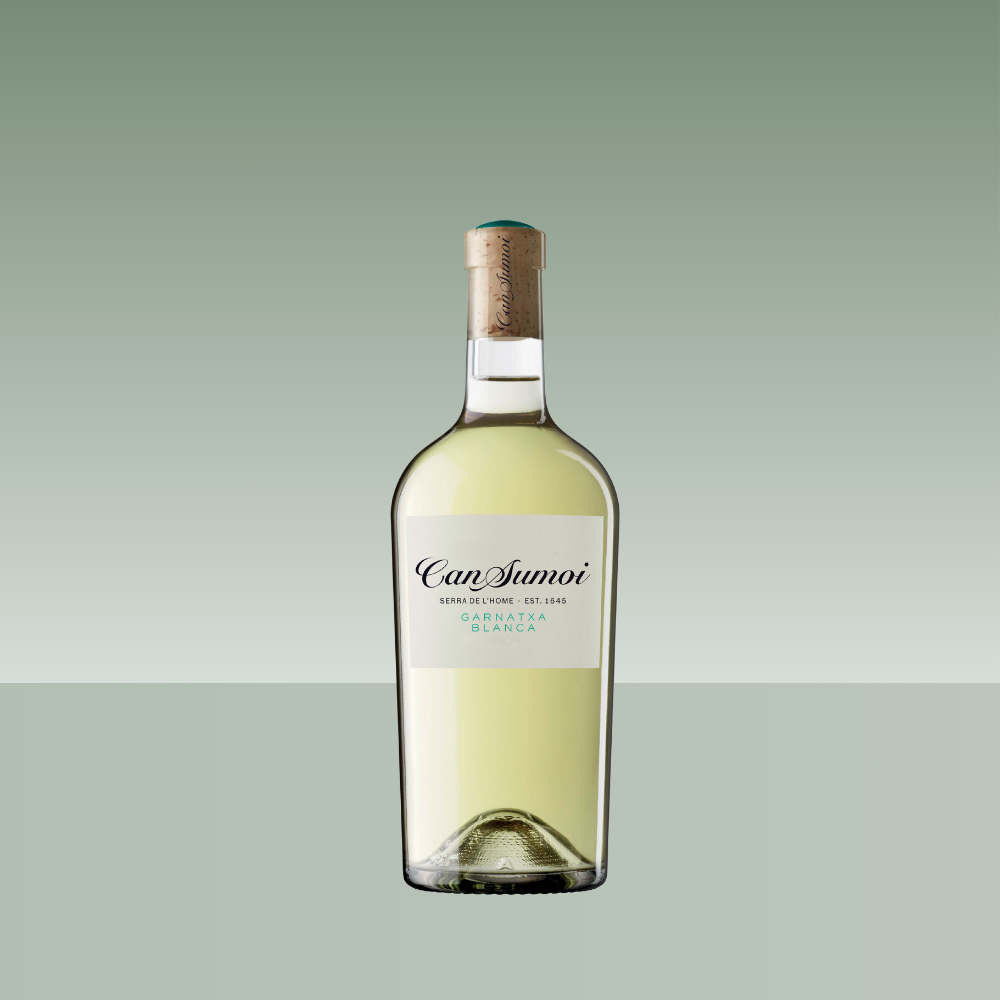 Botella de vino blanco Can Sumoi Garnatxa Blanca, con etiqueta blanca, cápsula natural y tonalidad amarillo pálido.