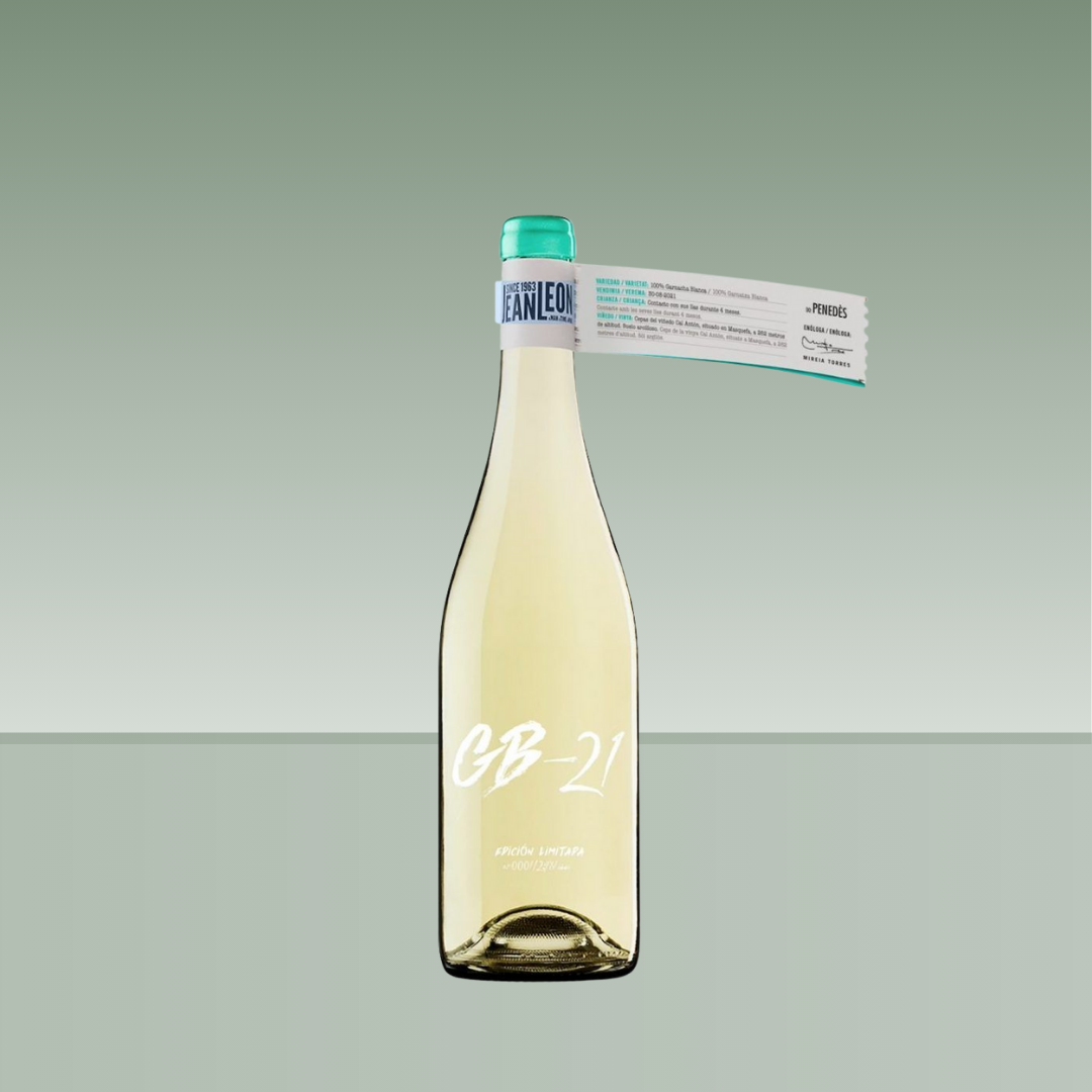 Botella de vino blanco Jean Leon GB-21 con cápsula verde menta, etiqueta minimalista en blanco y collarín informativo colgado del cuello.