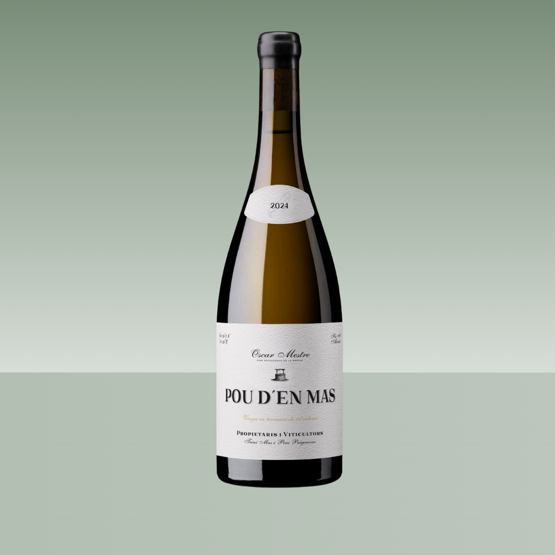Botella de vino blanco Pou d’en Mas 2024 de Óscar Mestre, con etiqueta blanca, cápsula negra y diseño elegante sobre fondo neutro.