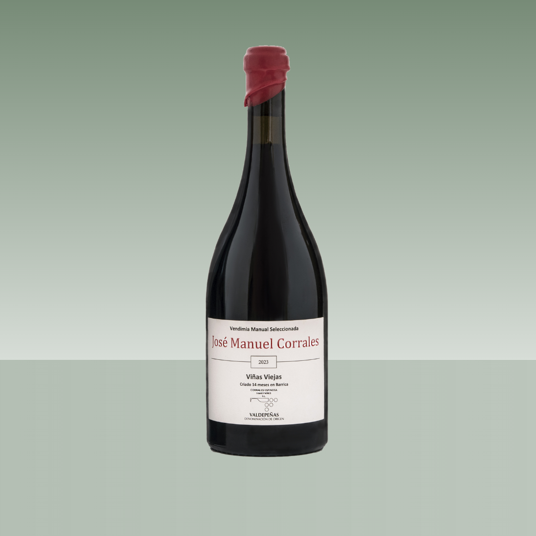 Botella de vino tinto José Manuel Corrales Viñas Viejas 2023, con lacre rojo en el cuello y etiqueta blanca, denominación de origen Valdepeñas.