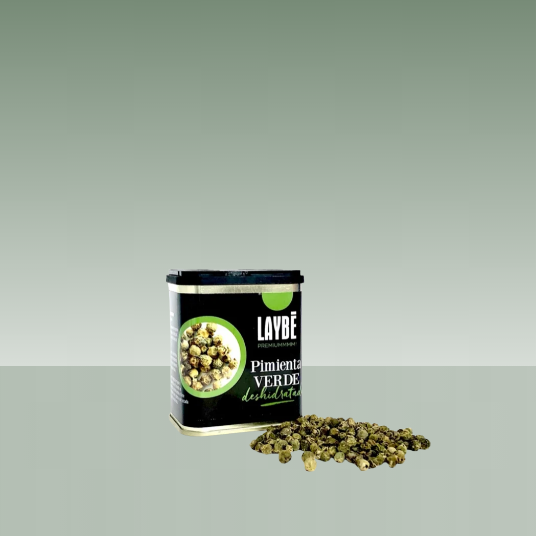 Lata metálica de pimienta verde deshidratada Laybé con granos de pimienta verde delante del envase.