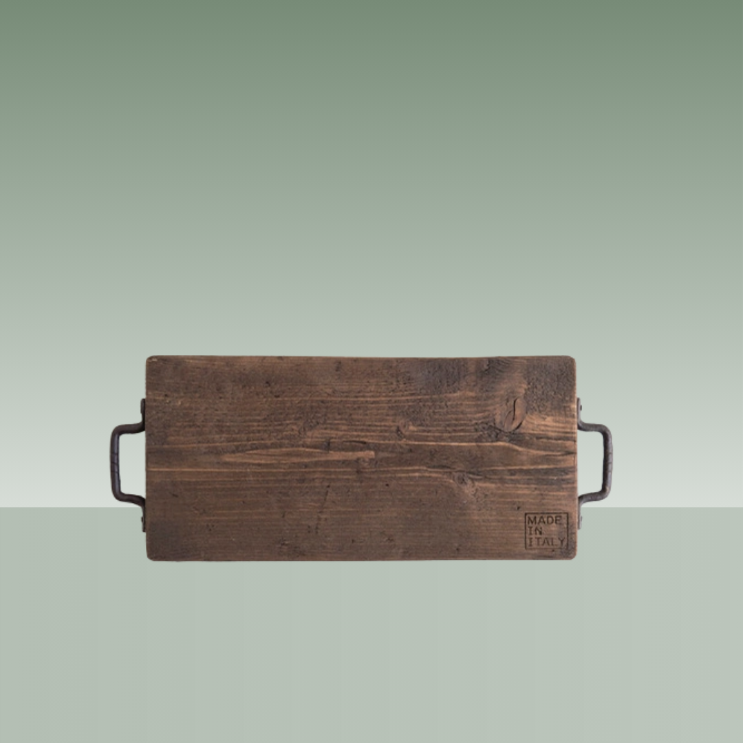 Bandeja rectangular de madera oscura envejecida, con asas metálicas laterales 