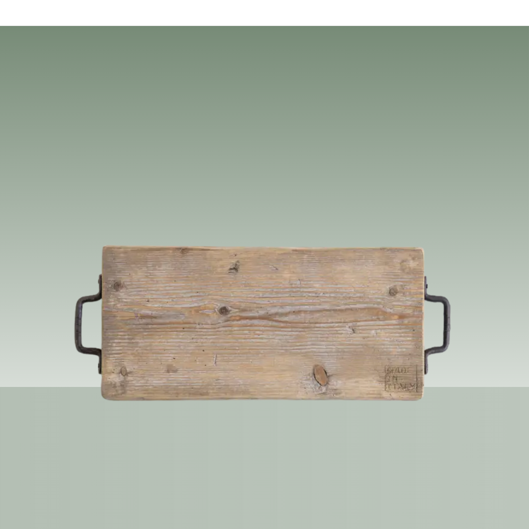 Bandeja rectangular de madera envejecida con vetas visibles y asas metálicas laterales.
