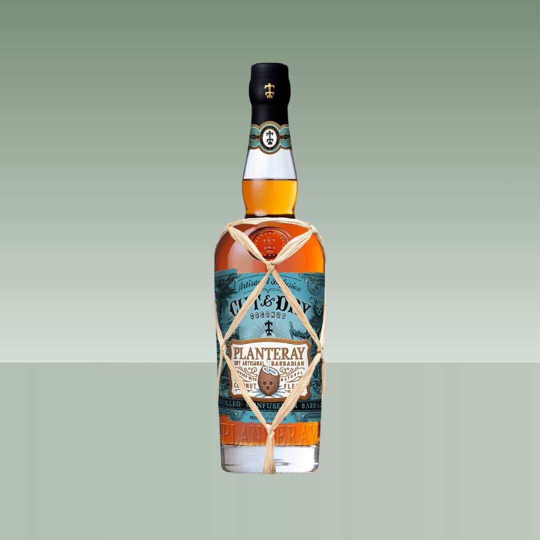 Botella de ron Planteray Cut & Dry Coconut de Barbados, con etiqueta azul y beige, vidrio transparente con ron ámbar y cuerda decorativa anudada alrededor del cuello.