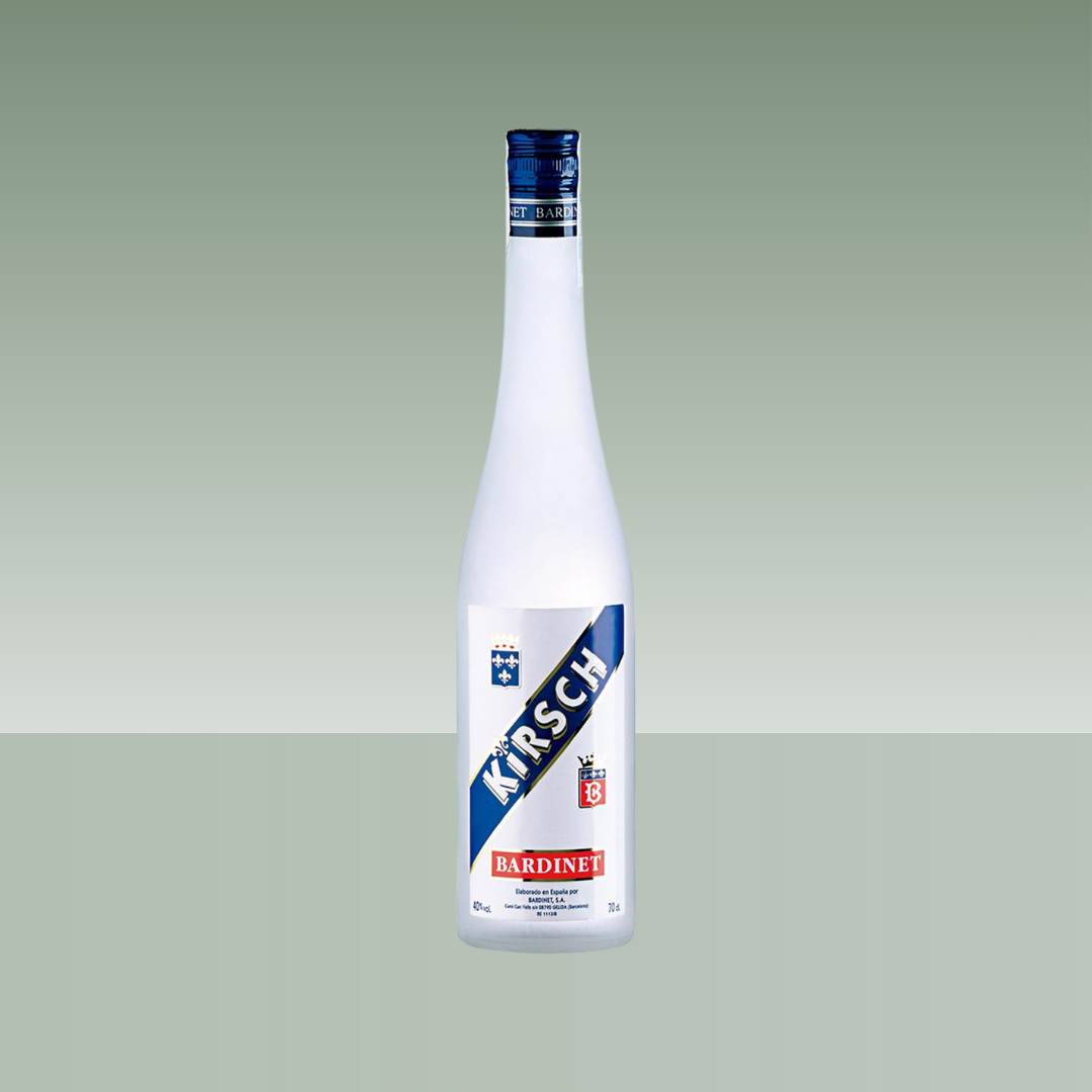 Botella de licor Kirsch Bardinet, aguardiente de cerezas, con botella blanca esmerilada, etiqueta diagonal azul y roja y cápsula azul, presentada sobre fondo neutro verde suave.