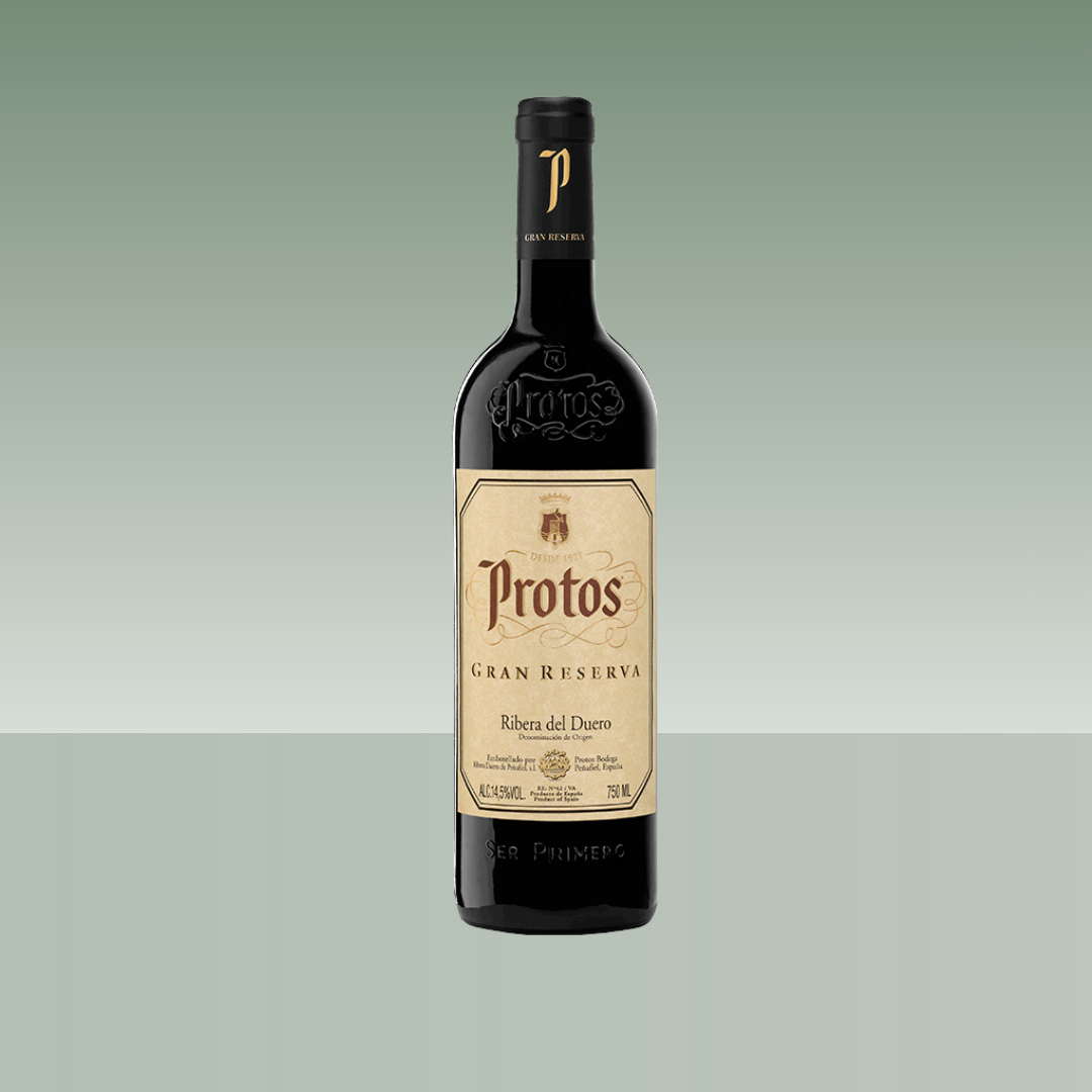 Botella de vino tinto Protos Gran Reserva, Ribera del Duero, con botella oscura, cápsula negra y etiqueta clásica en tonos crema y dorados, presentada sobre fondo neutro verde suave.