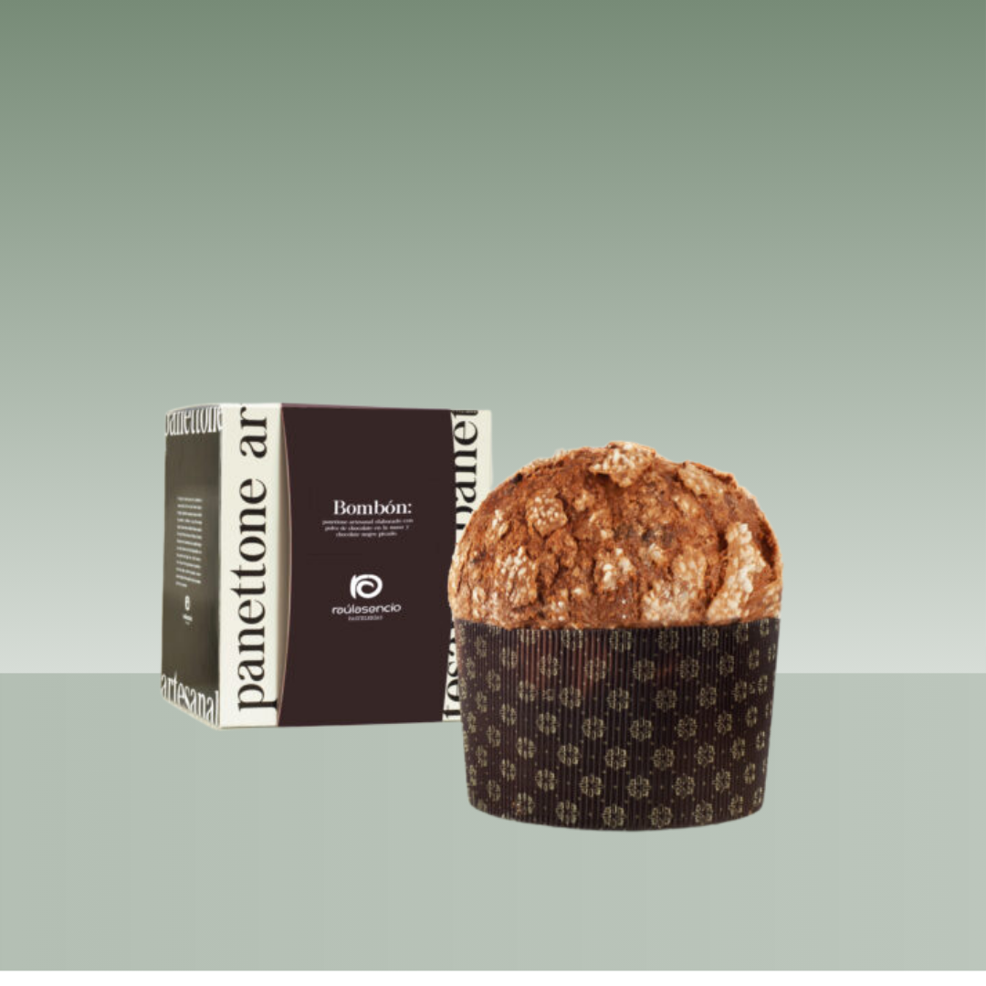 Panettone artesanal Bombón de Raúl Asencio, con cobertura crujiente y acabado rústico, presentado junto a su caja en tonos marrón y negro sobre fondo neutro.