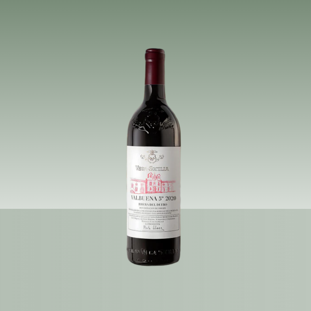 Botella de vino tinto Valbuena 5º 2020 de Vega Sicilia, Ribera del Duero, con cápsula burdeos y etiqueta blanca clásica con ilustración en rojo, presentada sobre fondo neutro verde suave.