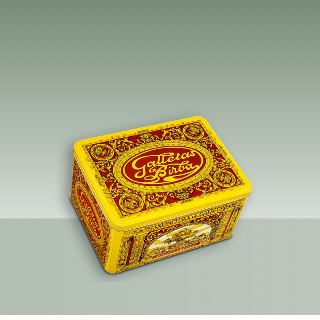 Lata clásica de Galletas Birba, de color amarillo con diseño ornamental rojo y dorado, envase metálico rectangular de estilo vintage presentado sobre fondo neutro.