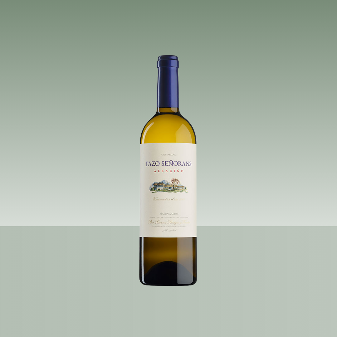 Botella de vino blanco Pazo Señorans Albariño, con cápsula azul y etiqueta clásica ilustrada, botella de vidrio verde presentada sobre fondo neutro verde suave.
