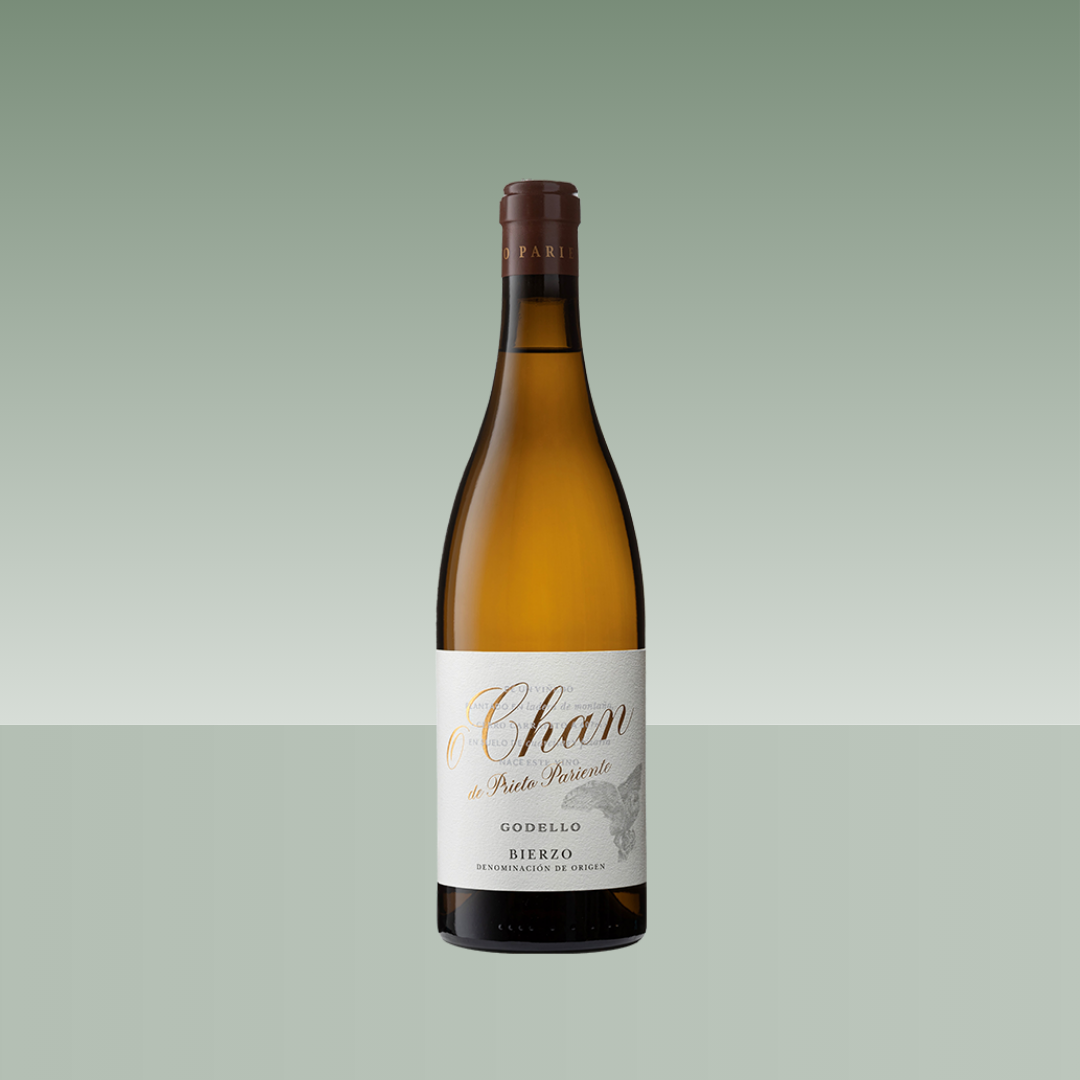 Botella de vino blanco O Chan de Prieto Pariente Godello Bierzo, con botella estilizada, cápsula marrón y etiqueta elegante en tonos claros, presentada sobre fondo neutro verde suave.