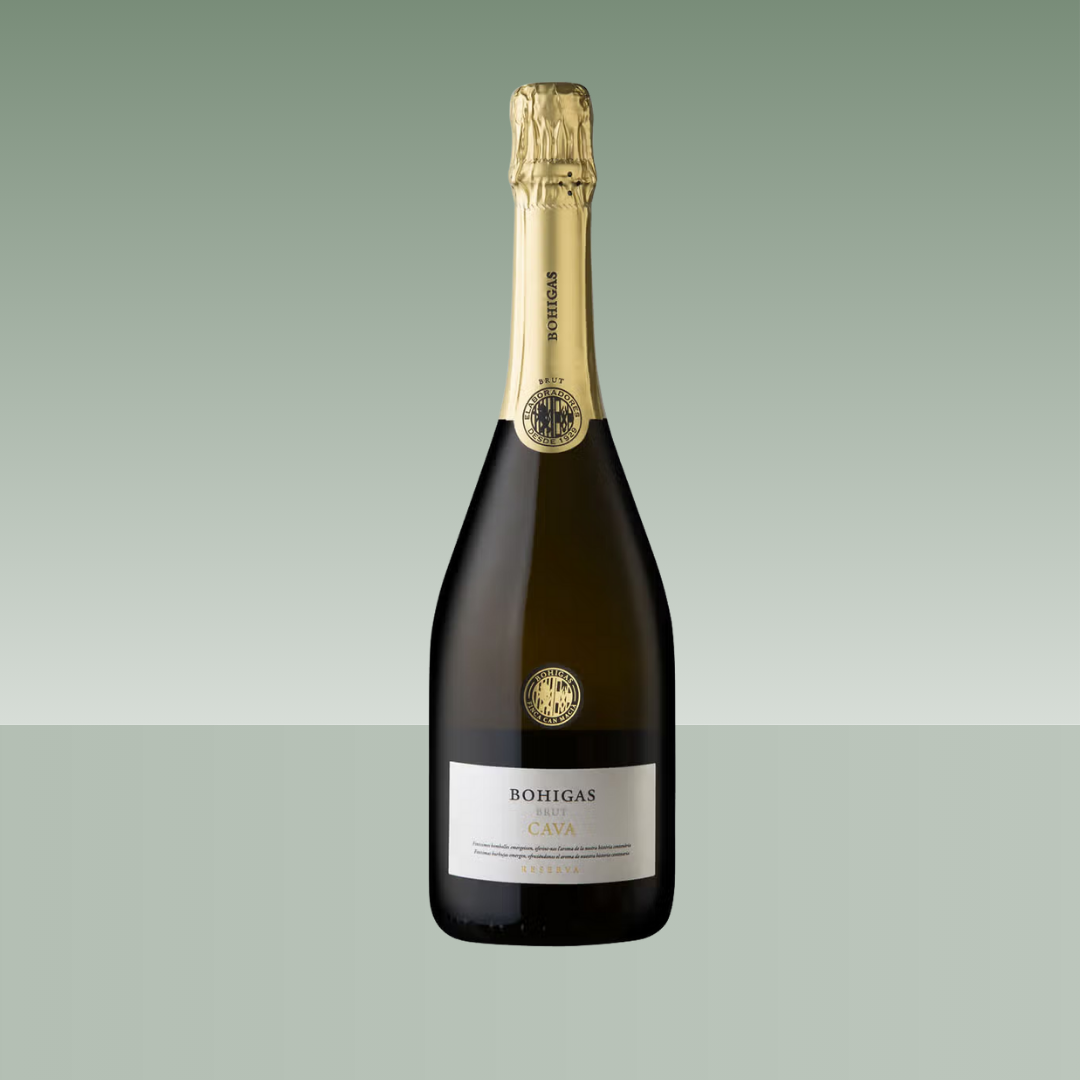 Botella magnum de cava Bohigas Brut Reserva, con cápsula dorada y etiqueta blanca elegante, botella de gran formato presentada sobre fondo neutro verde suave.