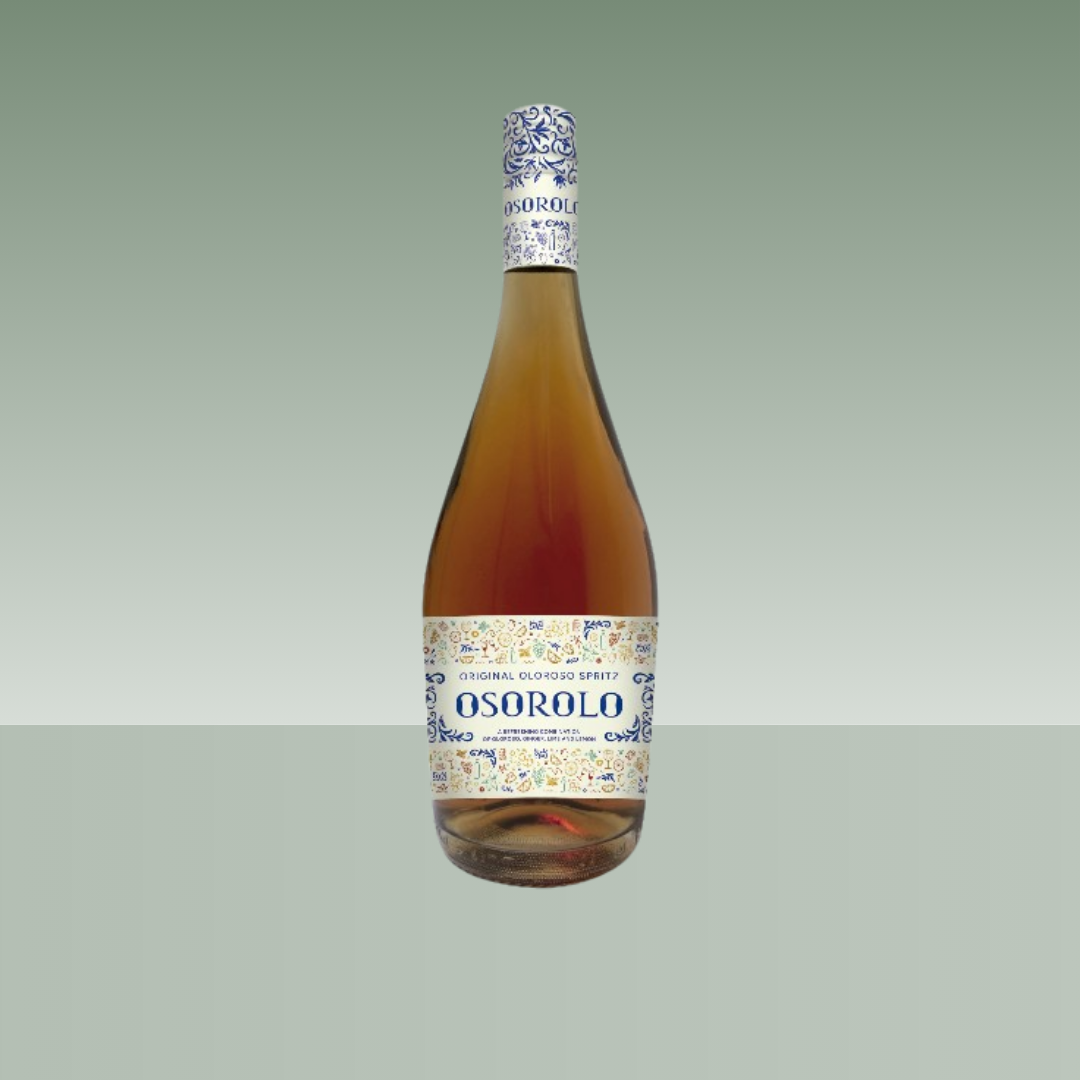 Botella de Osorolo Original Oloroso Spritz, de color ámbar, con cápsula y etiqueta ilustradas en azul y blanco de estilo cerámico, presentada sobre fondo neutro verde suave.