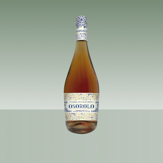 Botella de Osorolo Original Oloroso Spritz, de color ámbar, con cápsula y etiqueta ilustradas en azul y blanco de estilo cerámico, presentada sobre fondo neutro verde suave.