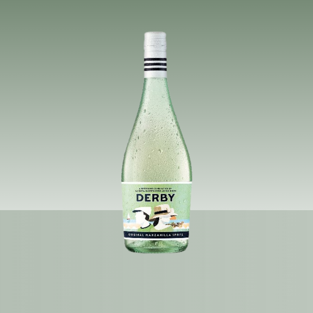 Botella de Derby Original Manzanilla Spritz, de vidrio verde con condensación visible, cápsula blanca con franjas negras y etiqueta ilustrada de estilo veraniego, presentada sobre fondo neutro verde suave.