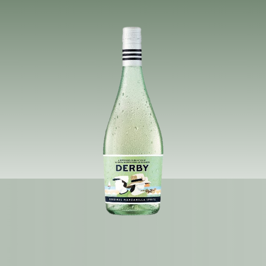 Botella de Derby Original Manzanilla Spritz, de vidrio verde con condensación visible, cápsula blanca con franjas negras y etiqueta ilustrada de estilo veraniego, presentada sobre fondo neutro verde suave.