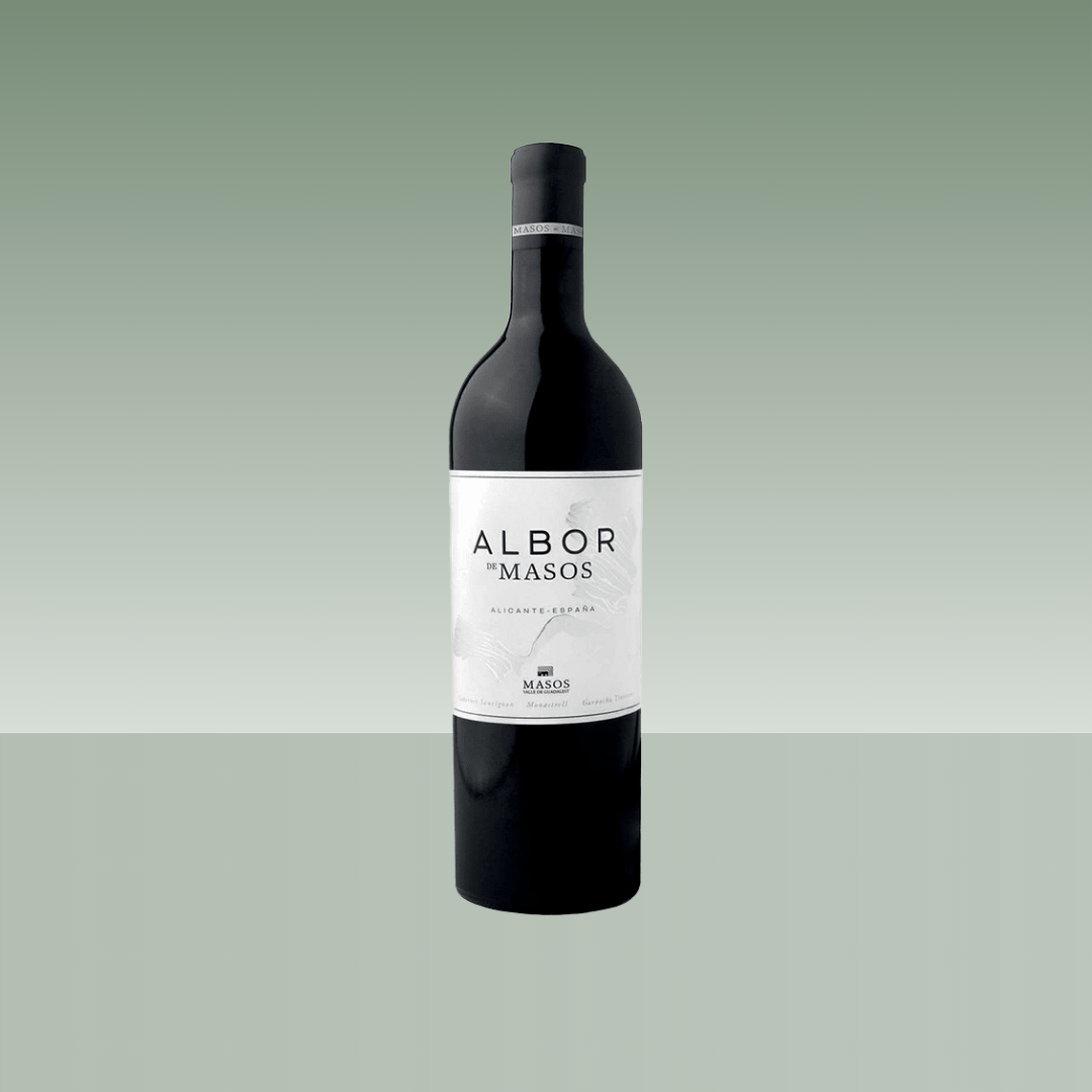 Botella de vino tinto Albor de Masos, Alicante, con botella oscura, cápsula negra y etiqueta minimalista en blanco, presentada sobre fondo neutro verde suave.