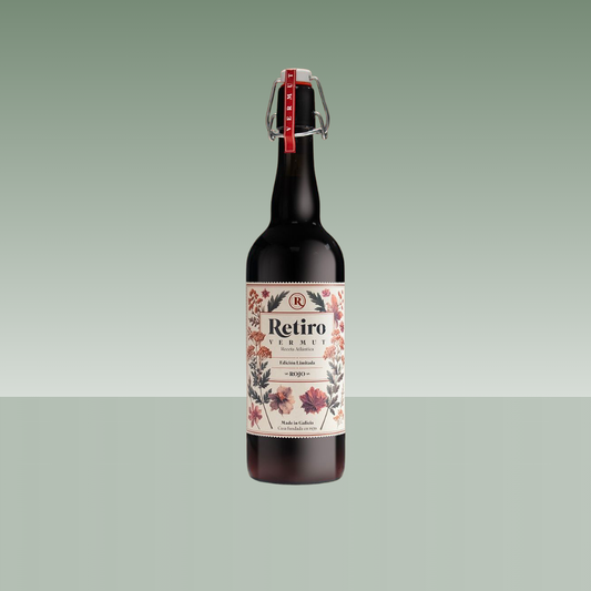 Botella de vermut Retiro Rojo, con cierre mecánico, botella oscura y etiqueta floral de estilo vintage, edición limitada elaborada en Galicia, presentada sobre fondo neutro verde suave.
