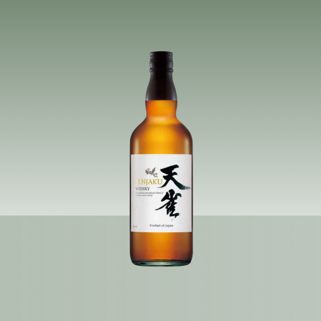 Botella de whisky japonés Tenjaku, de color ámbar, con botella estilizada, cápsula oscura y etiqueta blanca con caracteres japoneses, presentada sobre fondo neutro verde suave.