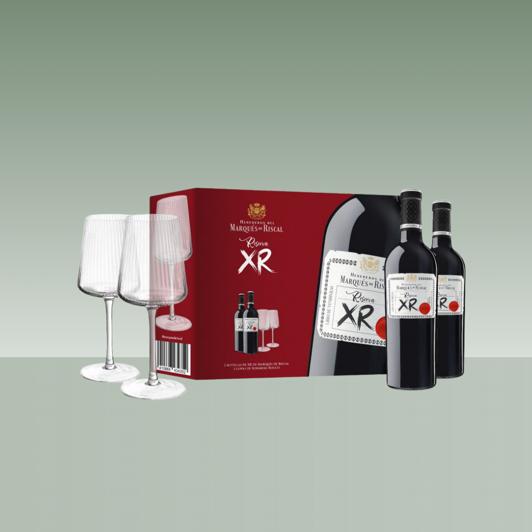 Estuche regalo Marqués de Riscal Reserva XR, con dos botellas de vino tinto y dos copas de cristal, presentado en caja roja elegante con diseño premium, sobre fondo neutro.