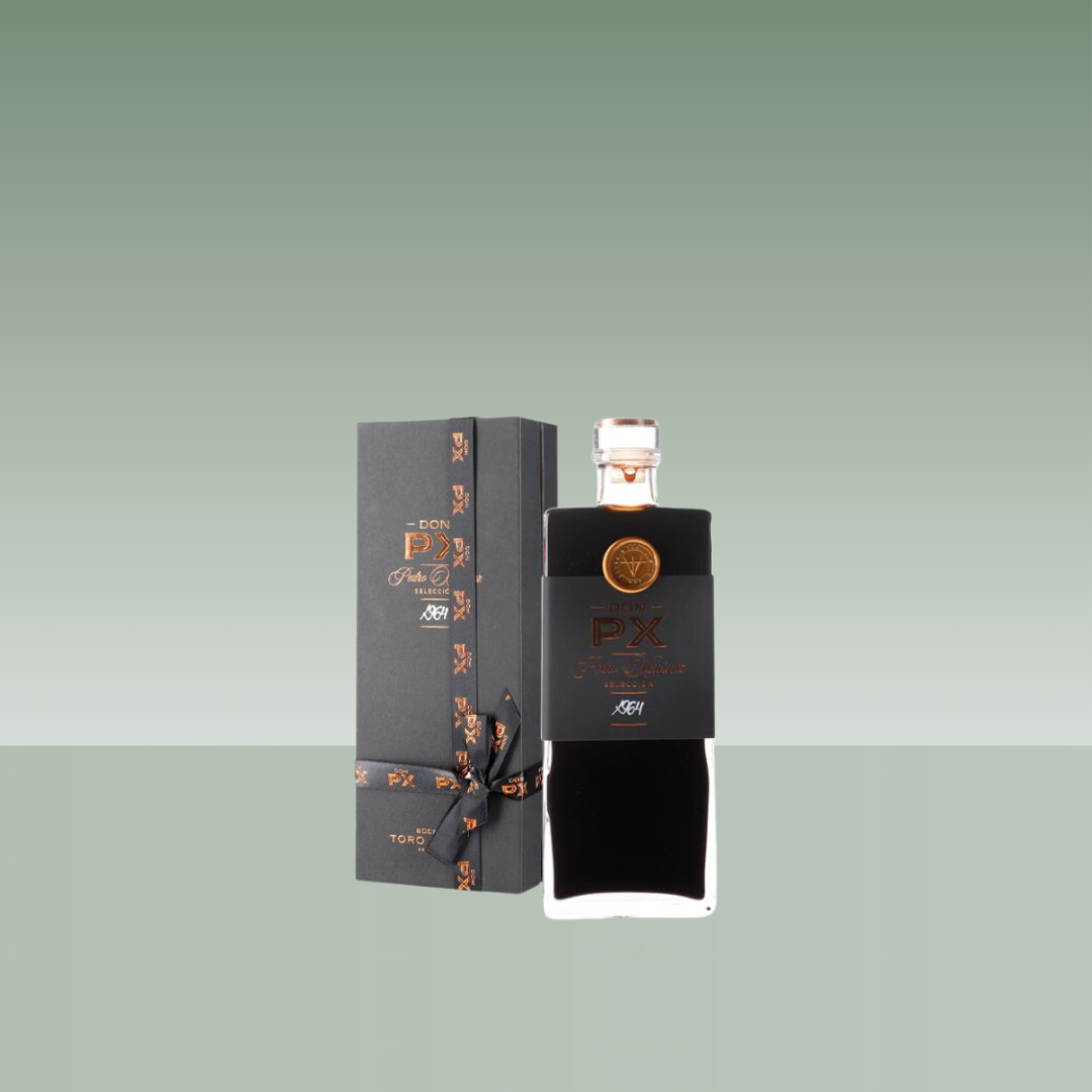 Botella de vino dulce Don PX Pedro Ximénez 1964 Toro Albalá, presentada en estuche negro elegante, con botella oscura de diseño rectangular, etiqueta negra con detalles dorados y tapón de vidrio, sobre fondo neutro.