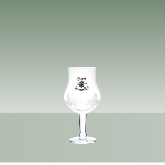 Copa de cerveza Tripel Karmeliet, de cristal transparente con cáliz ancho y tallo fino, serigrafiada con el logotipo de la marca, presentada sobre fondo neutro verde suave.
